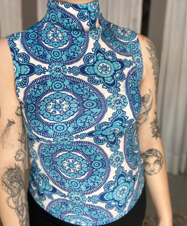 BLUSA GOLA ALTA SEM MANGAS - Imagem 2