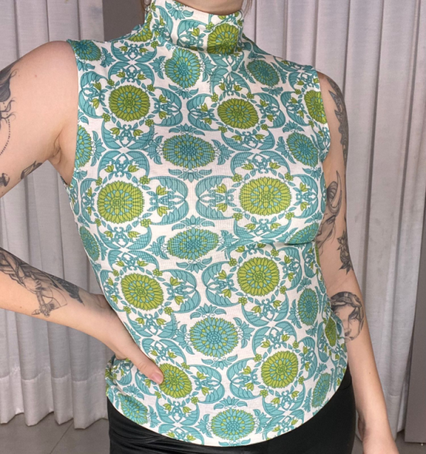 BLUSA GOLA ALTA SEM MANGAS